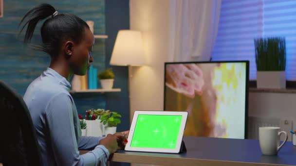 Gestor negro enfocado mujer mirando a la tableta con pantalla verde — Vídeos de Stock