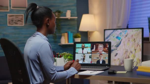 Negro mujer de negocios en video conferencia trabajando remotamente — Vídeos de Stock