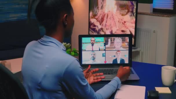 Funcionário preto remoto tendo videoconferência trabalhando em casa — Vídeo de Stock