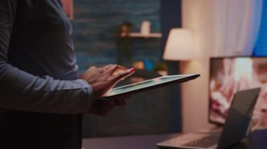 Tablet kullanarak mesaj gönderen Afrikalı çalışanları kapat