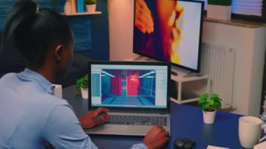 Genç Afrikalı kadın oyuncu online profesyonel oyunu laptopta test ediyor