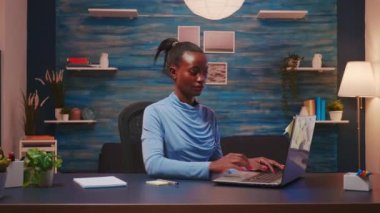 Bilgisayara odaklanmış Afrikalı serbest yazar ve yapışkan notlar kullanıyor