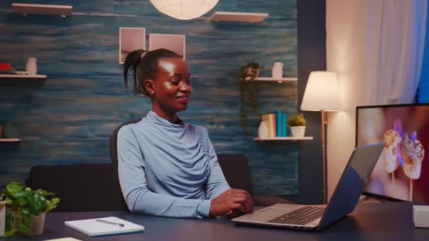 Gerente africano explicar las reglas durante webinar sentado frente a la PC — Vídeos de Stock
