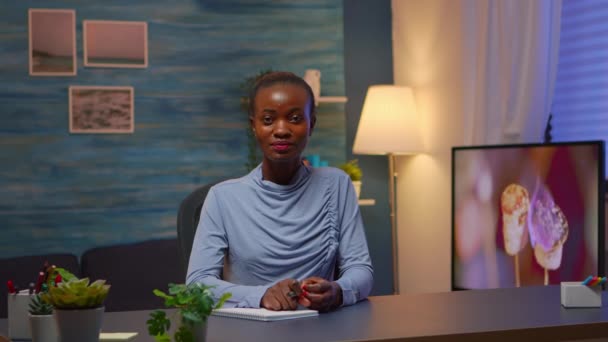 Africano freelancer trabajando desde casa hablando en cámara — Vídeos de Stock