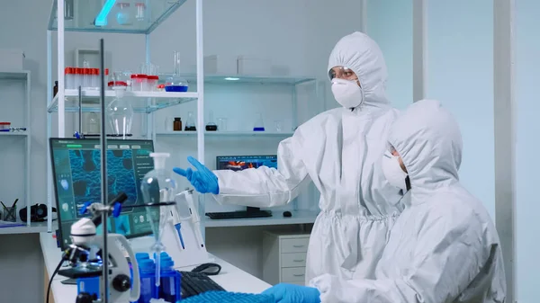 Biotecnologia scienziato indossa tuta ppe ricerca — Foto Stock