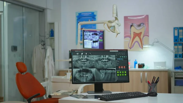 Интерьер современной стоматологической клиники со специальным оборудованием — стоковое фото