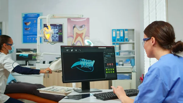 Sjuksköterska som arbetar med digitala tandavtryck av patienten — Stockfoto