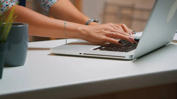 Close-up van vrouw handen typen op laptop — Stockfoto