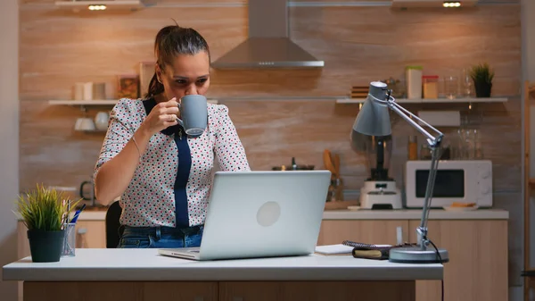 İş kadını evde çalışıyor, kahve içiyor. — Stok fotoğraf