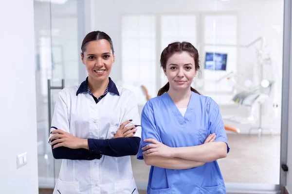 Портрет усміхненого стоматолога і медсестри посміхається — стокове фото