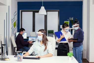 İş yerlerinde mali strateji planlayan işadamları