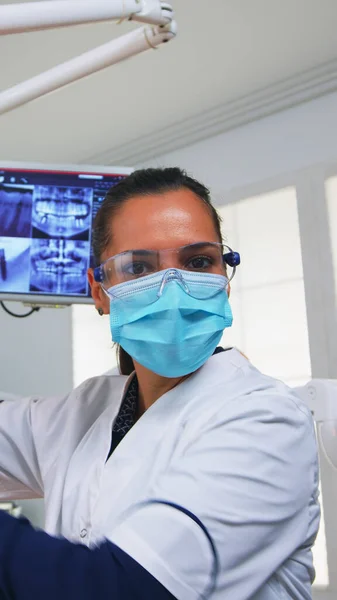 POV пациента в стоматологической клинике, сидящего на операционном стуле — стоковое фото