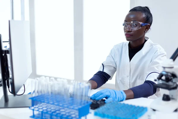 Investigador africano de biotecnología trabaja en brillante laboratorio moderno —  Fotos de Stock