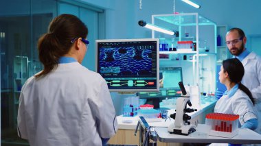 Bilim doktoru tıp hemşiresine gelip aşıyı tartışıyor.