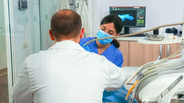 Zubař a asistent práce s pacientem v moderní zubní klinice — Stock fotografie