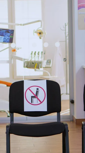 Üres váróterem táblákkal a székeken, amelyek tiszteletben tartják a társadalmi távolságot — Stock Fotó