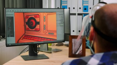 Tekerlekli sandalyede çalışan hareketsiz oyun geliştiricisi