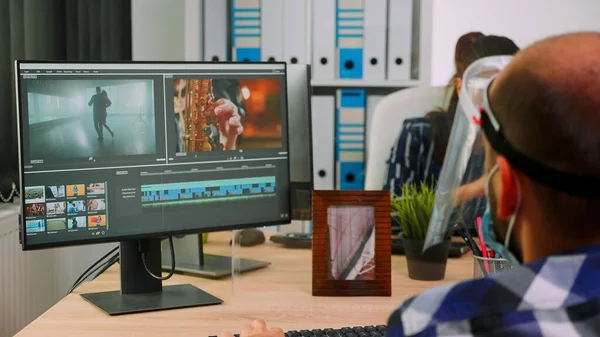 Hombre paralizado videógrafo con mascarilla discutiendo con su colega — Foto de Stock