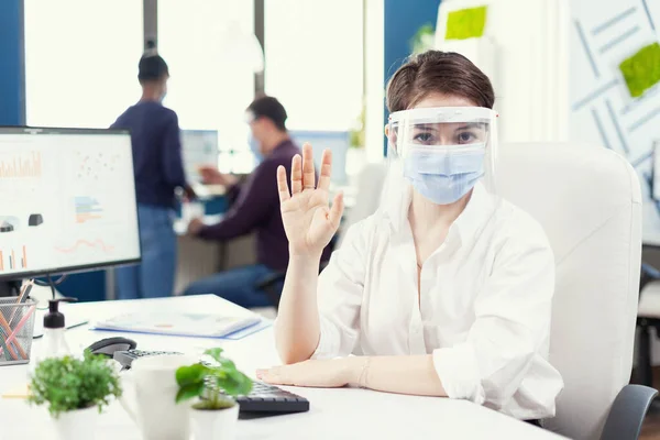 Руководители в масках и защитных очках общаются с клиентом — стоковое фото