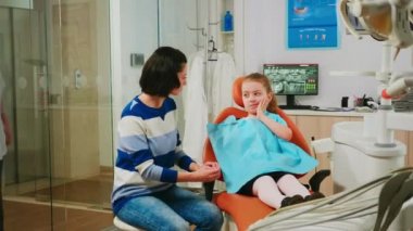 Dişi ağrıyan bir kız stomatolog doktor bekliyor.