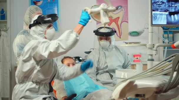 Tandläkare tekniker i coverall borrning barn tand i tandvårdskliniken — Stockvideo