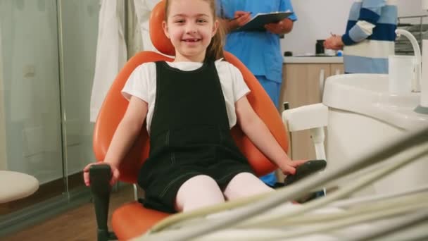 Ritratto di paziente ragazza guardando la macchina fotografica e ridere — Video Stock