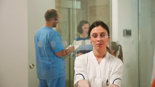 Pediatrisk tandläkare tittar på kameran leende — Stockvideo
