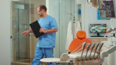 Hemşire çocuk hastayı muayene odasına davet ediyor.