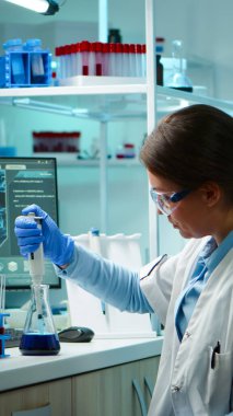 Bilim kadını deney tüpü için sıvı pipet