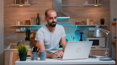 Girişimci video konferansında uzaktan çalışıyor.