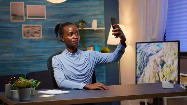 Donna africana prendendo un selfie utilizzando smartphone — Foto Stock