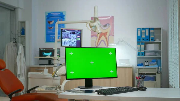 Computer con schermo verde in clinica stomatologica — Foto Stock