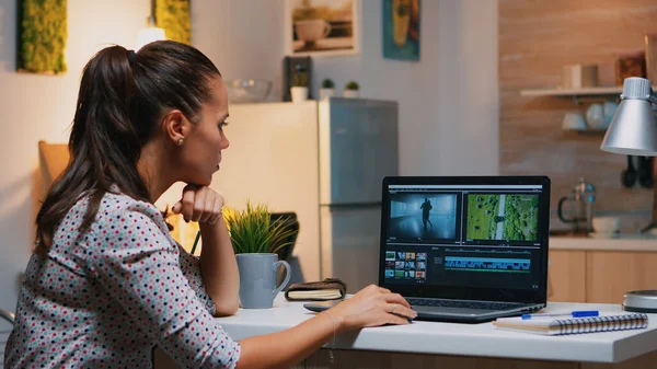 Videógrafo edição de casa no laptop profissional — Fotografia de Stock