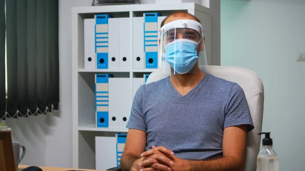 Arbetstagaren bär mask och visir — Stockfoto