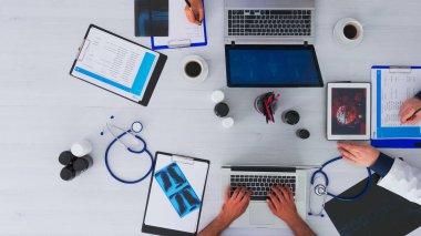Doktorlar tablet kullanarak virüsü tartışıyor.