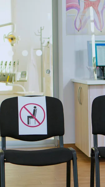 Zahnarztrezeption während der globalen Pandemie mit niemandem in der Klinik — Stockfoto