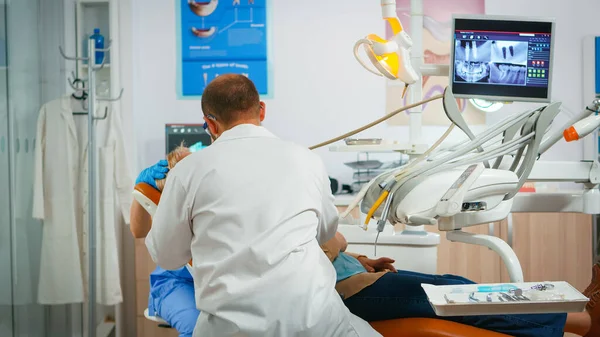 Зуб зубного врача в стоматологической клинике — стоковое фото