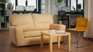 Karanlık ışıklı boş yaratıcı ofisin içi.