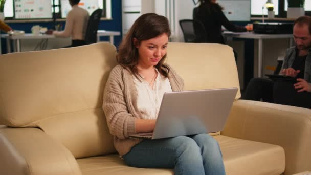 Manager kvinna söker på laptop sitter i relax zon på bekväm soffa — Stockvideo