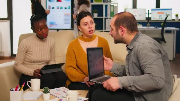 Responsable d'entreprise confiant donnant des tâches de travail à divers coéquipiers — Video