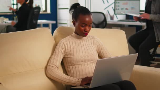 专心致志的非洲女商人在笔记本电脑上回复电子邮件 — 图库视频影像