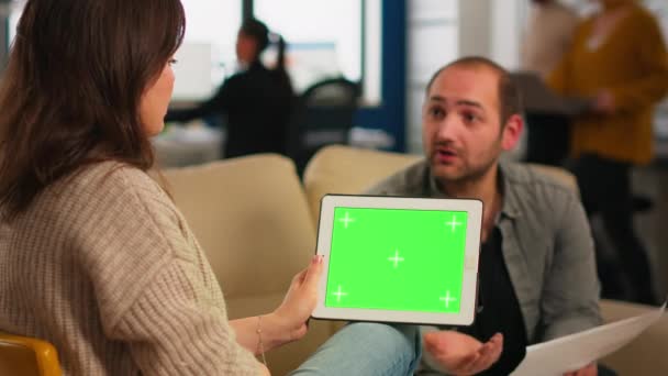 Ludzie biznesu analizujący statystyki finansowe, trzymający tablet z zielonym ekranem — Wideo stockowe