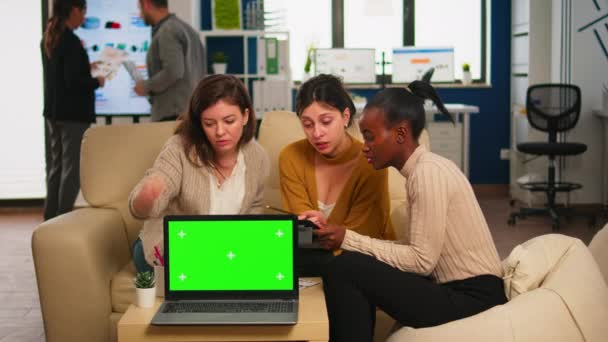 Affärskvinnor diskuterar på baksidan av laptop med grönska — Stockvideo