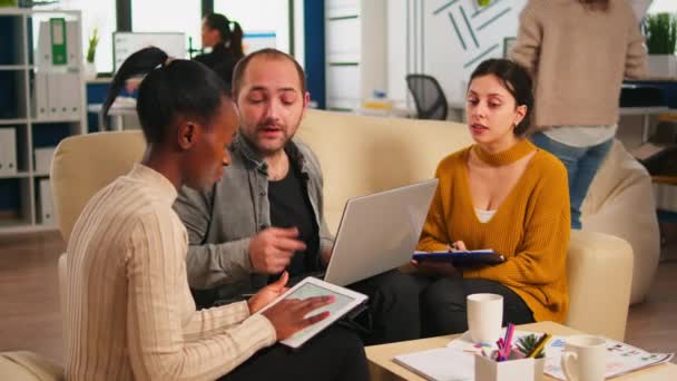 Diverse erhvervsfolk, der arbejder i teamwork diskuterer projektstrategi – Stock-video