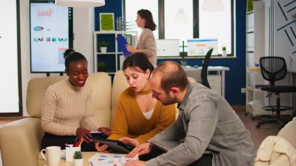 Equipe diversa de jovens empreendedores de sucesso compartilhando cinco altos celebrando o sucesso — Vídeo de Stock