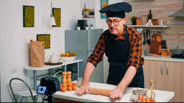 Chef retirado grabando nuevo episodio culinario —  Fotos de Stock