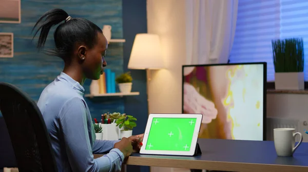 Zaostřené černošky manažerka při pohledu na tablet se zelenou obrazovkou — Stock fotografie