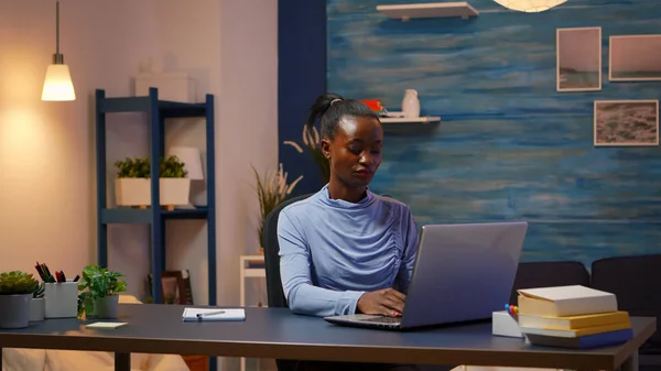 Freelancer Africano trabalhando a partir de horas extras em casa no laptop — Fotografia de Stock