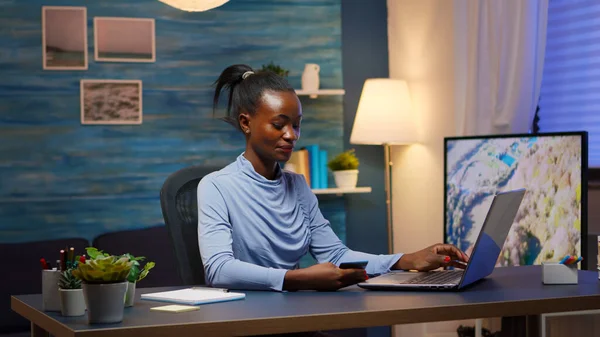 African american woman shopping online late at night — Stock Photo, Image