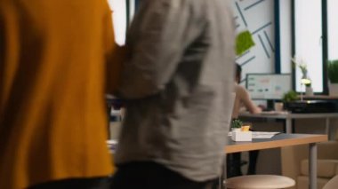 Tatmin olmuş iş kadını laptopta gülümseyen e-postaları cevaplıyor.